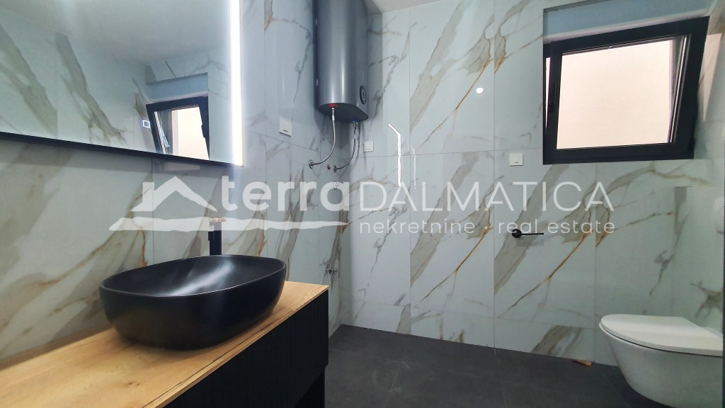 Wohnung in einem Neubau, 70 m vom Meer entfernt im Zentrum von Rogoznica – eine ideale Investition