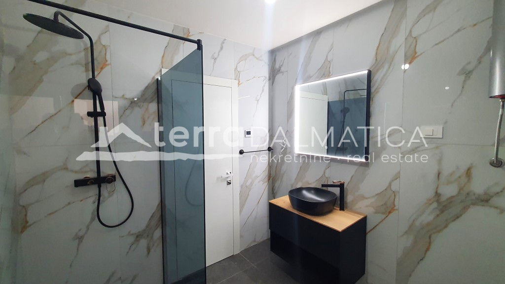 Wohnung in einem Neubau, 70 m vom Meer entfernt im Zentrum von Rogoznica – eine ideale Investition