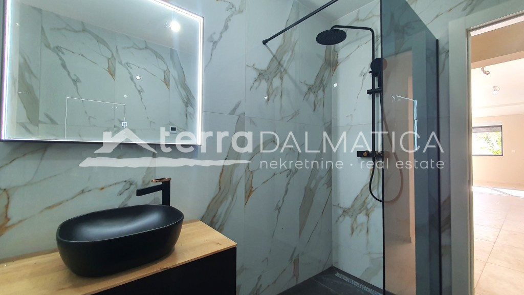 Wohnung in einem Neubau, 70 m vom Meer entfernt im Zentrum von Rogoznica – eine ideale Investition