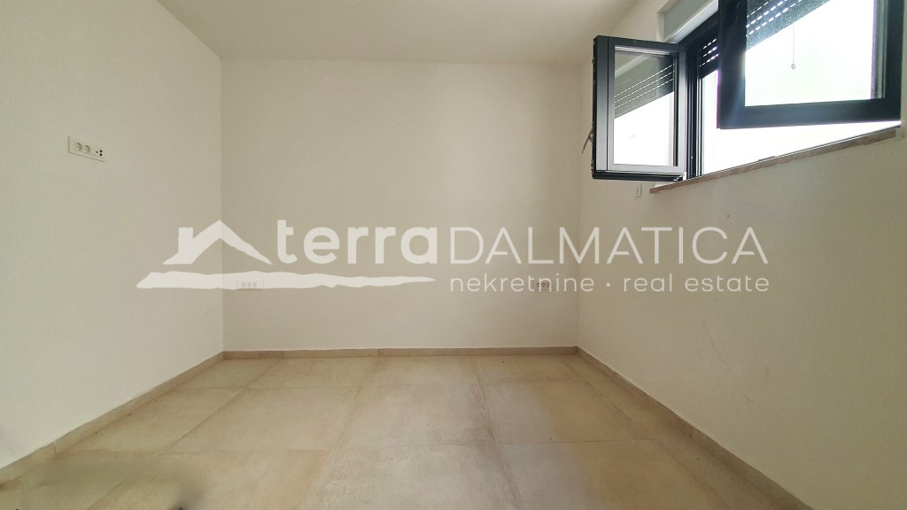 Wohnung in einem Neubau, 70 m vom Meer entfernt im Zentrum von Rogoznica – eine ideale Investition