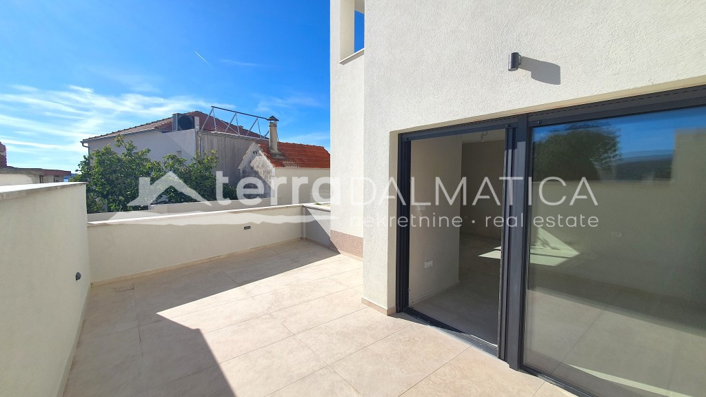 Wohnung in einem Neubau, 70 m vom Meer entfernt im Zentrum von Rogoznica – eine ideale Investition