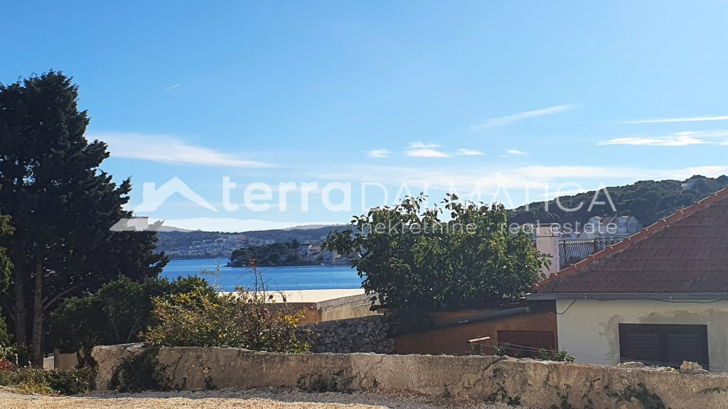 Wohnung in einem Neubau, 70 m vom Meer entfernt im Zentrum von Rogoznica – eine ideale Investition