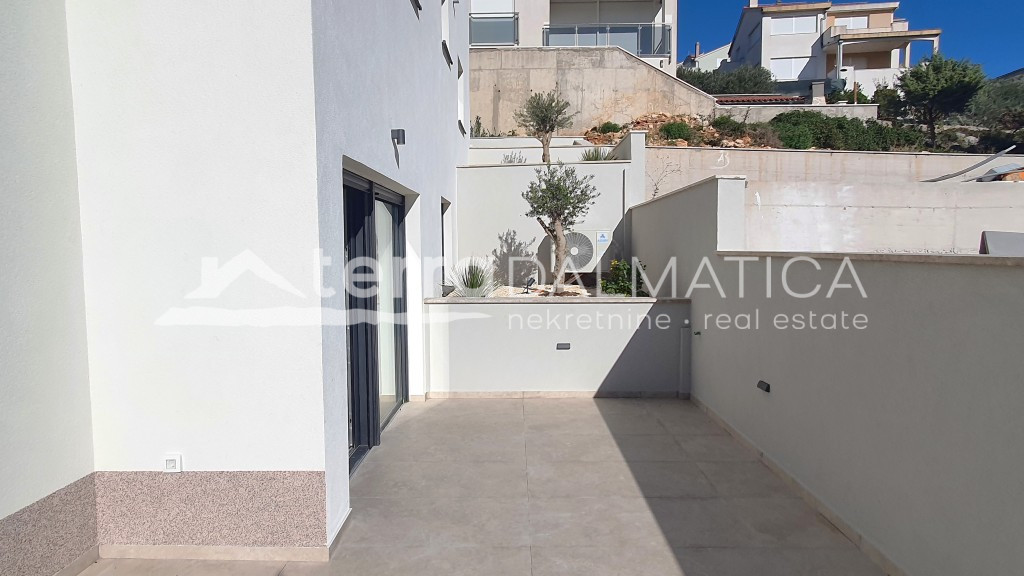 Wohnung in einem Neubau, 70 m vom Meer entfernt im Zentrum von Rogoznica – eine ideale Investition