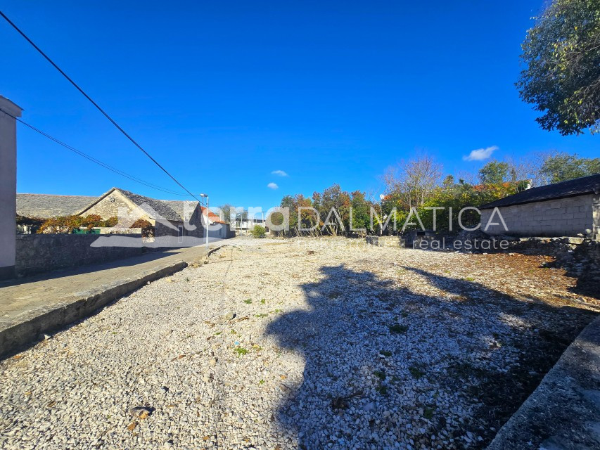 Građevinsko zemljište 1800 m² kod Primoštena – investicija