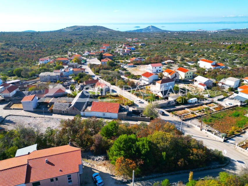 Građevinsko zemljište 1800 m² kod Primoštena – investicija