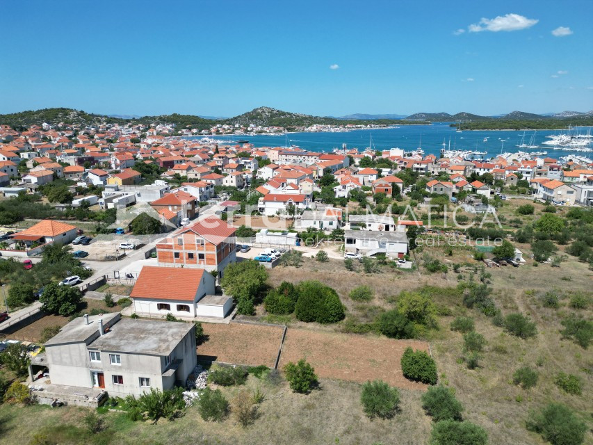 Building land on Murter – excellent location close to the beach and center