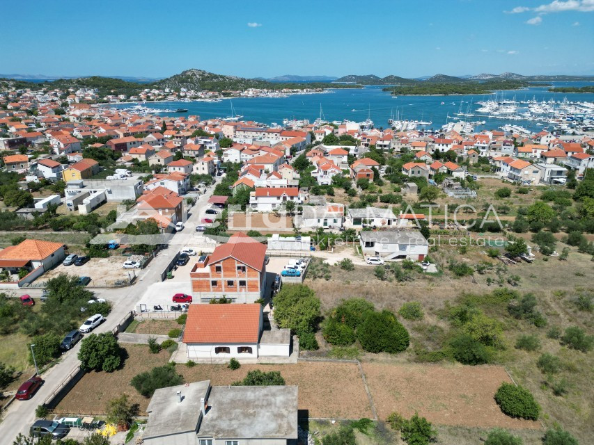 Building land on Murter – excellent location close to the beach and center