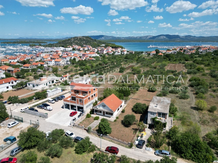 Building land on Murter – excellent location close to the beach and center