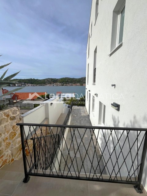 Moderne Wohnung in Tisno zu verkaufen – nur 50 m vom Meer entfernt, mit herrlichem Ausblick