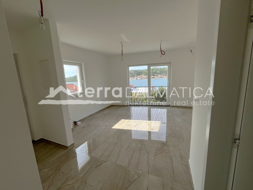 Moderne Wohnung in Tisno zu verkaufen – nur 50 m vom Meer entfernt, mit herrlichem Ausblick