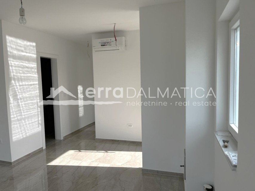 Moderne Wohnung in Tisno zu verkaufen – nur 50 m vom Meer entfernt, mit herrlichem Ausblick