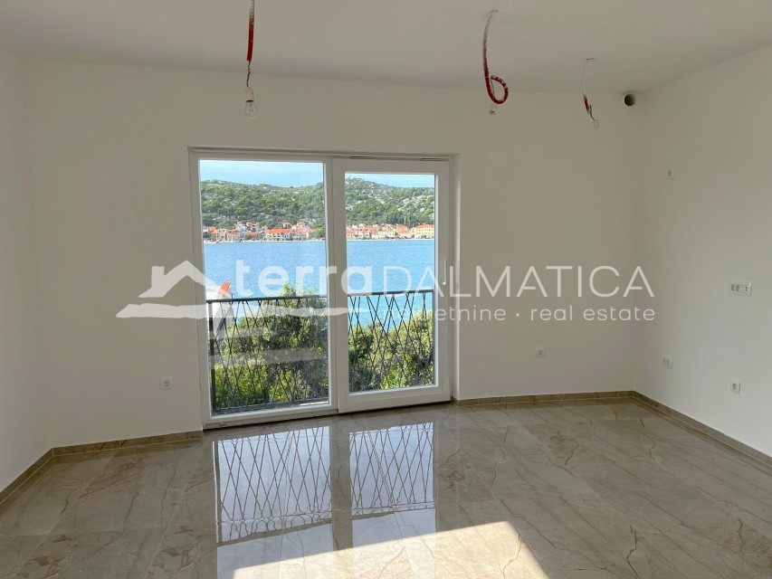 Moderne Wohnung in Tisno zu verkaufen – nur 50 m vom Meer entfernt, mit herrlichem Ausblick