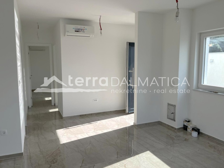 Moderne Wohnung in Tisno zu verkaufen – nur 50 m vom Meer entfernt, mit herrlichem Ausblick