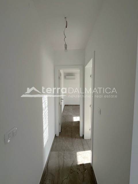 Moderne Wohnung in Tisno zu verkaufen – nur 50 m vom Meer entfernt, mit herrlichem Ausblick