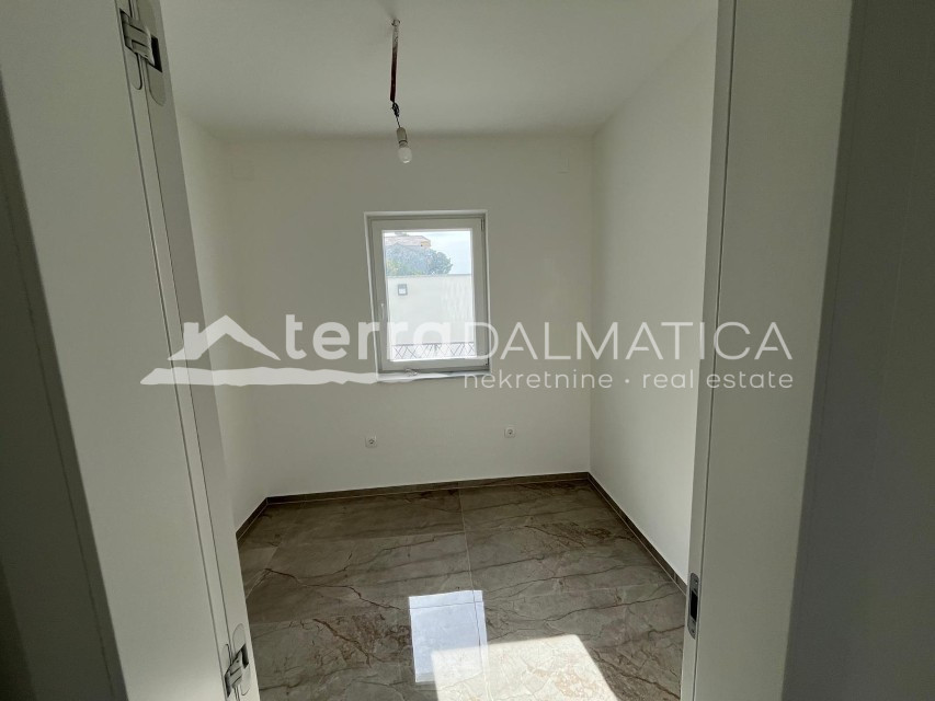 Moderne Wohnung in Tisno zu verkaufen – nur 50 m vom Meer entfernt, mit herrlichem Ausblick