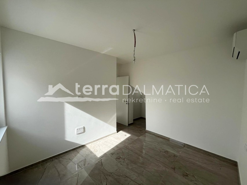 Moderne Wohnung in Tisno zu verkaufen – nur 50 m vom Meer entfernt, mit herrlichem Ausblick