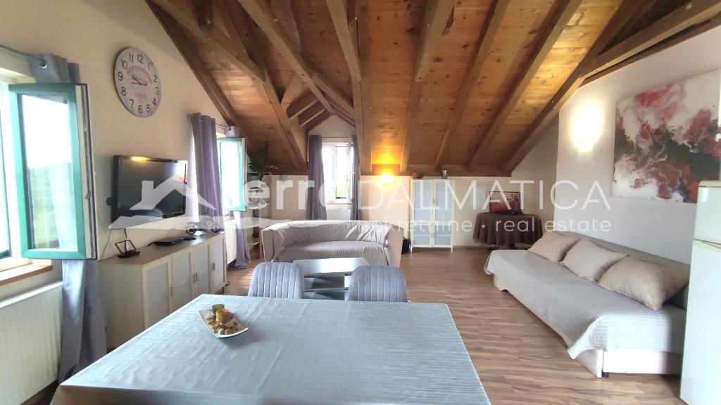 Murter: Dreistöckiges Haus mit Innenhof und drei Wohneinheiten