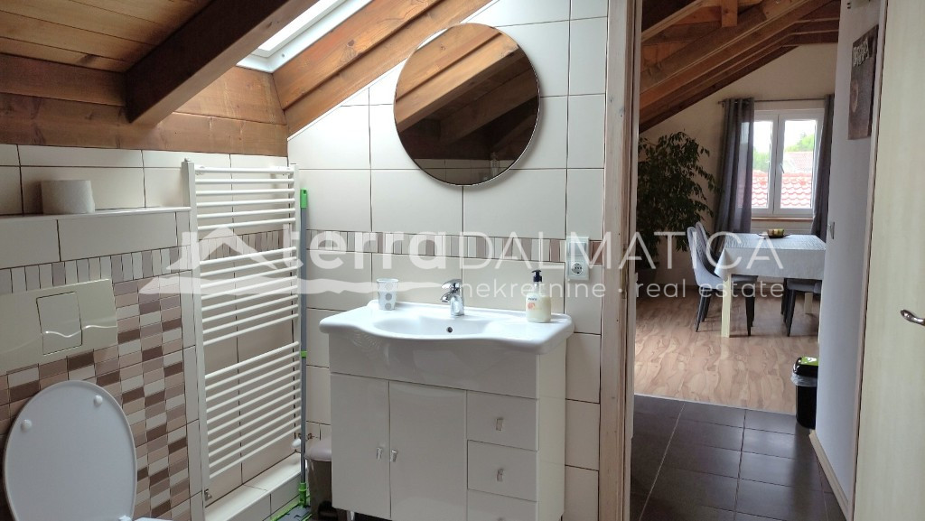 Murter: Dreistöckiges Haus mit Innenhof und drei Wohneinheiten