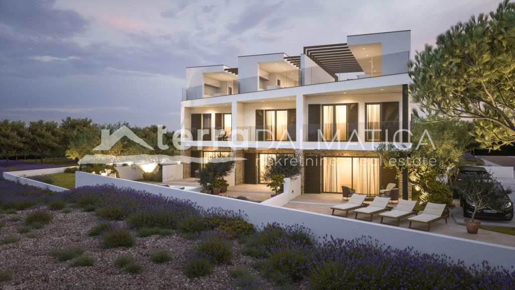 Nowoczesny dom w stylu śródziemnomorskim w Tribunj – komfort na trzech piętrach