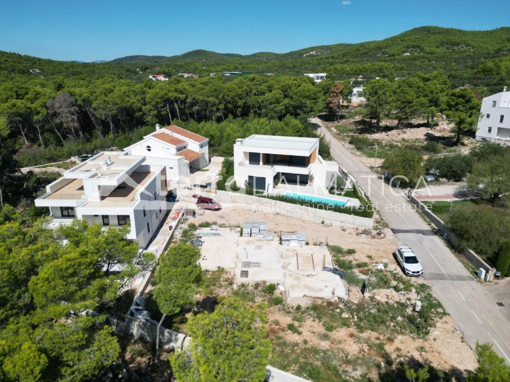 Neues, modernes Haus in Tribunj – drei Etagen, in Meeresnähe