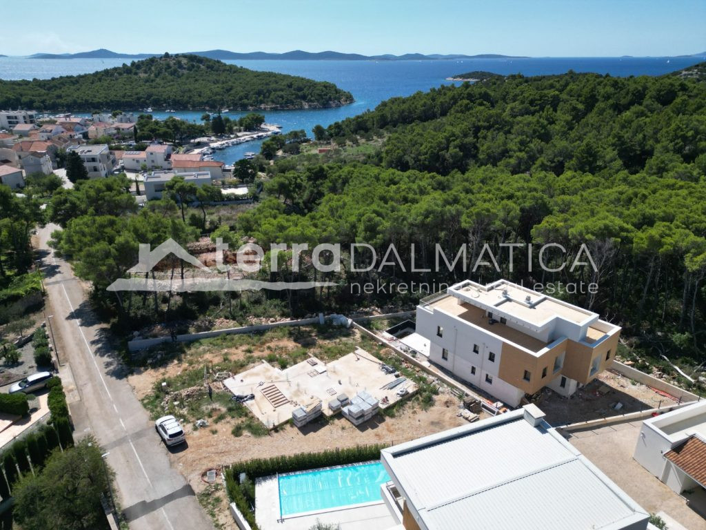 Neues, modernes Haus in Tribunj – drei Etagen, in Meeresnähe