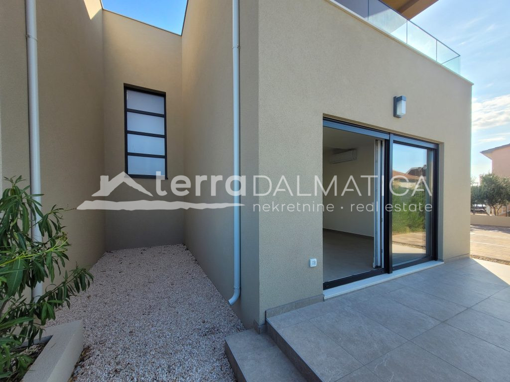 Apartmán v přízemí s terasou, zahradou a parkovacím místem – Vodice