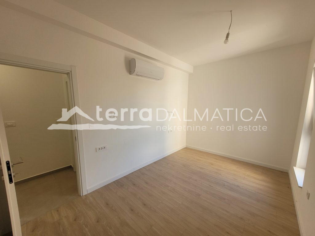Apartmán v přízemí s terasou, zahradou a parkovacím místem – Vodice
