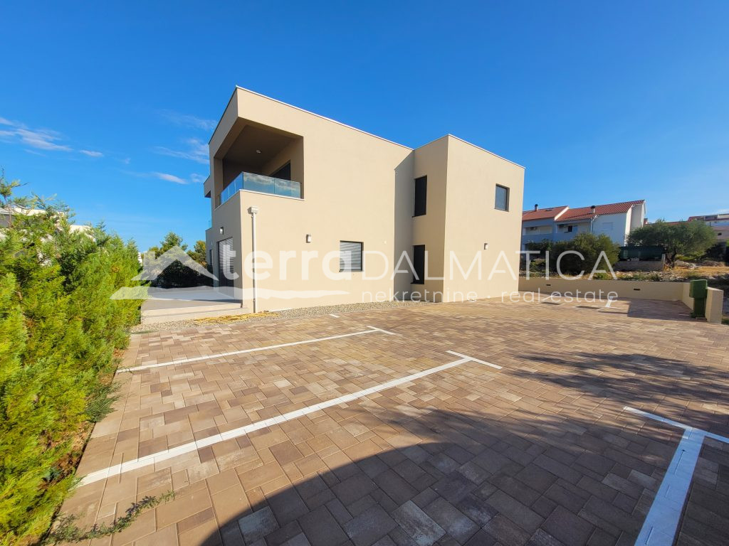 Apartmán v přízemí s terasou, zahradou a parkovacím místem – Vodice