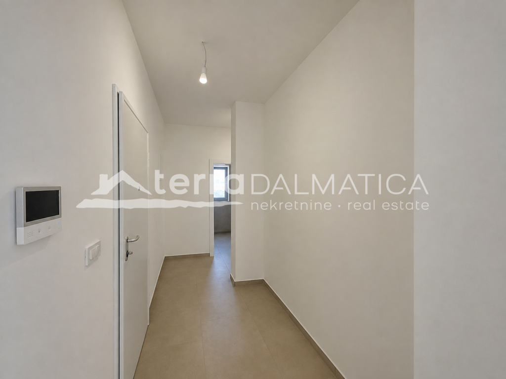 Apartmán v přízemí s terasou, zahradou a parkovacím místem – Vodice