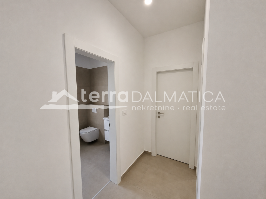 Apartmán v přízemí s terasou, zahradou a parkovacím místem – Vodice
