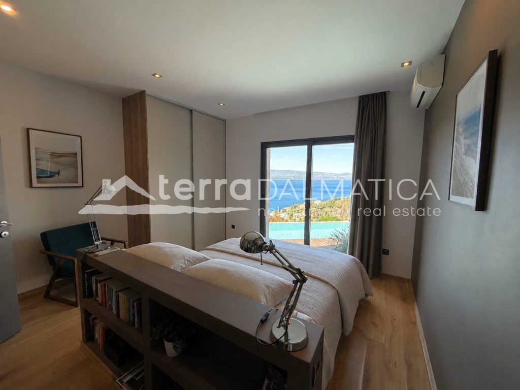 Kuća u okolici Omiša s panoramskim pogledom na more i infinity bazenom