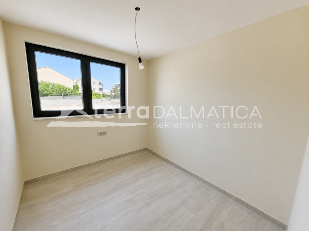 Apartment in Vodice – Neubau mit Garten, 80 m vom Meer entfernt