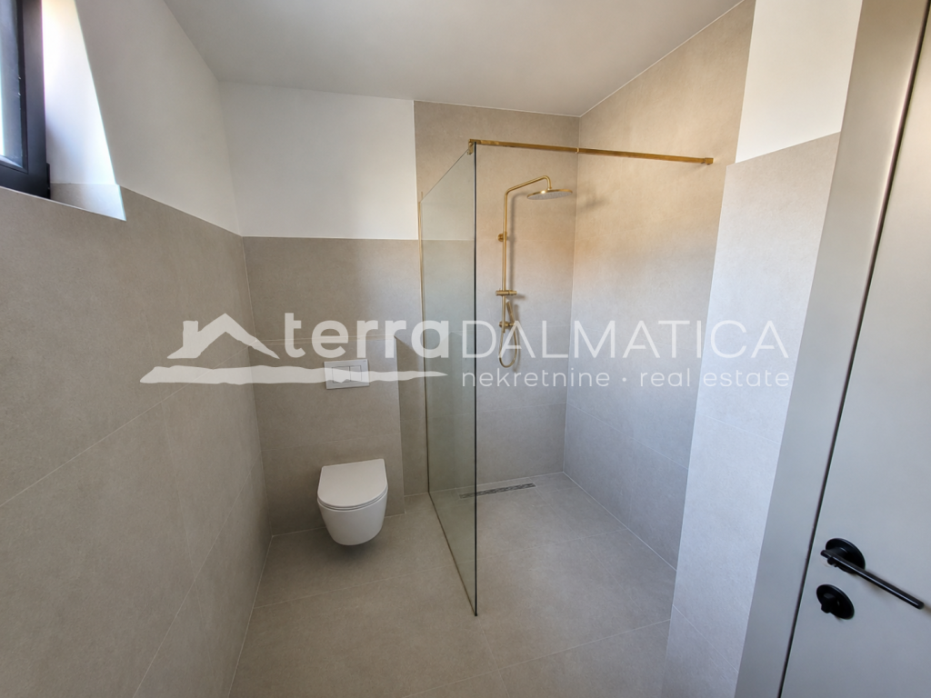 Apartment in Vodice – Neubau mit Garten, 80 m vom Meer entfernt