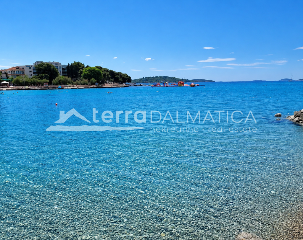 Apartment in Vodice – Neubau mit Garten, 80 m vom Meer entfernt