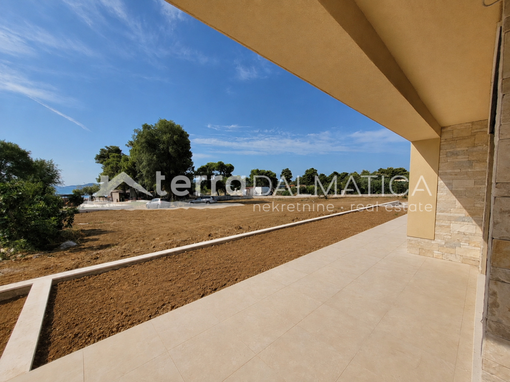 Apartment in Vodice – Neubau mit Garten, 80 m vom Meer entfernt