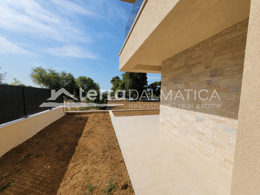 Apartment in Vodice – Neubau mit Garten, 80 m vom Meer entfernt