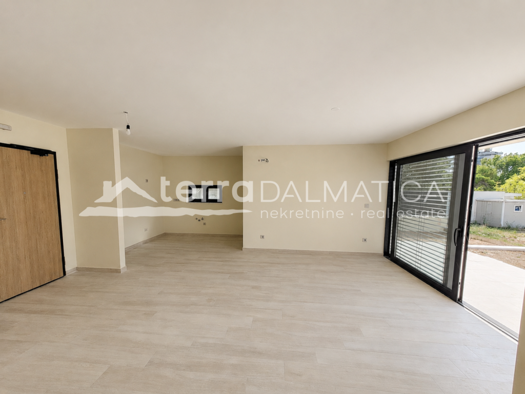 Apartment in Vodice – Neubau mit Garten, 80 m vom Meer entfernt