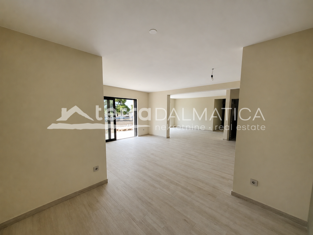 Apartment in Vodice – Neubau mit Garten, 80 m vom Meer entfernt