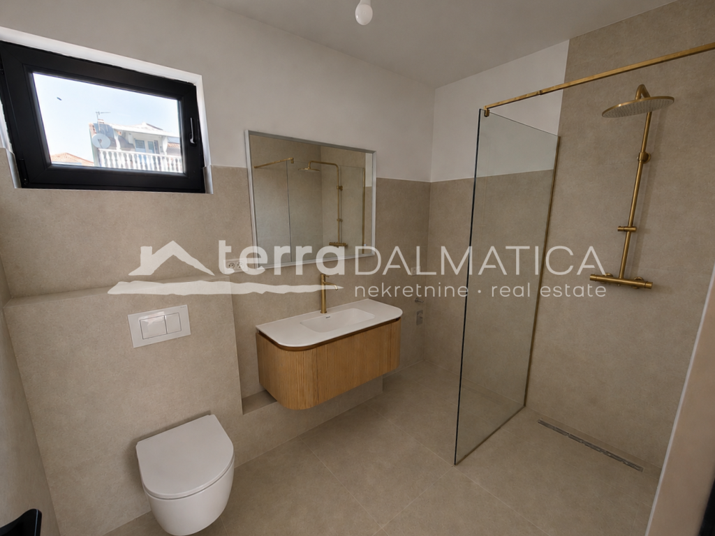Apartament w Vodicach – nowy budynek 80 metrów od morza