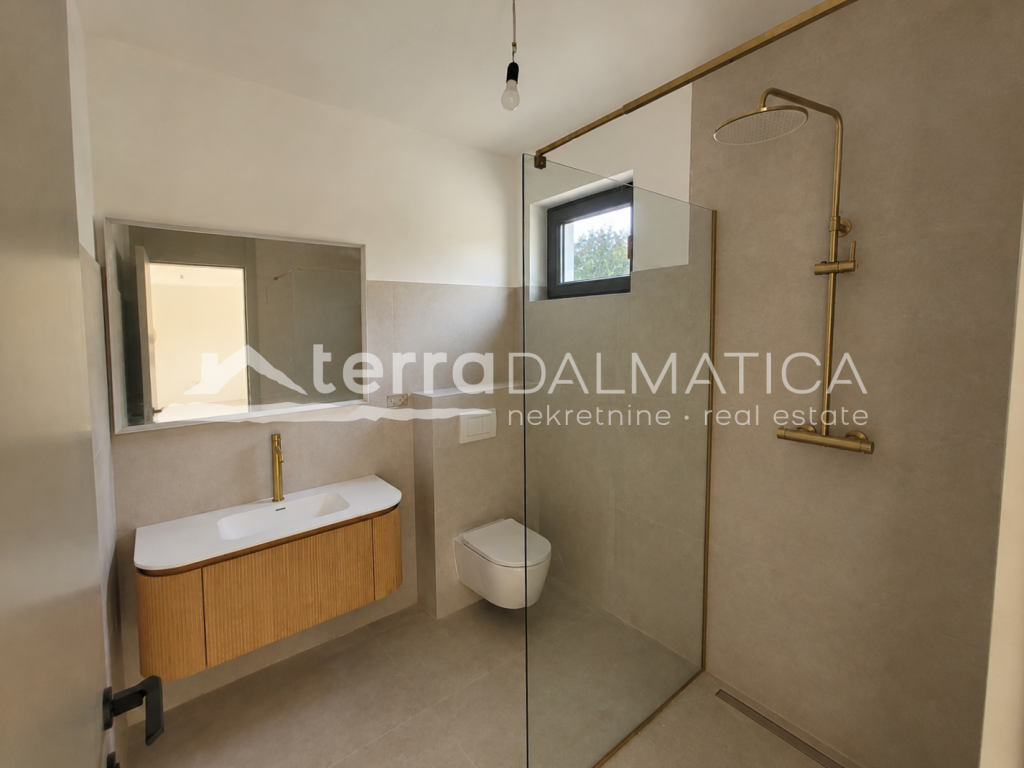 Apartment in Vodice – Neubau mit Garten, 80 m vom Meer entfernt