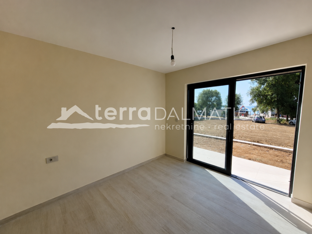 Apartment in Vodice – Neubau mit Garten, 80 m vom Meer entfernt