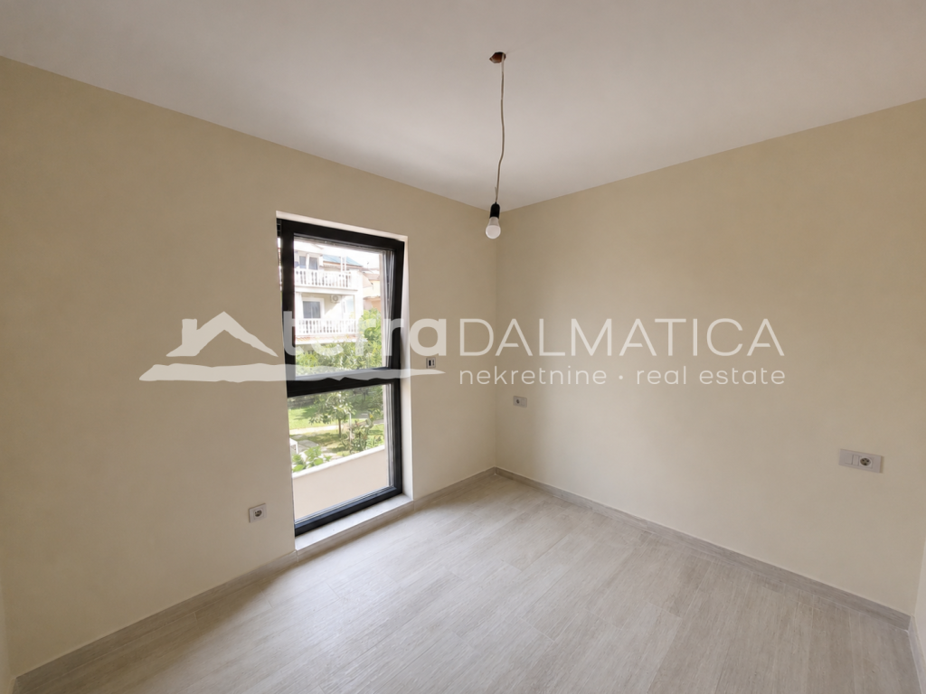 Apartament w Vodicach – nowy budynek 80 metrów od morza