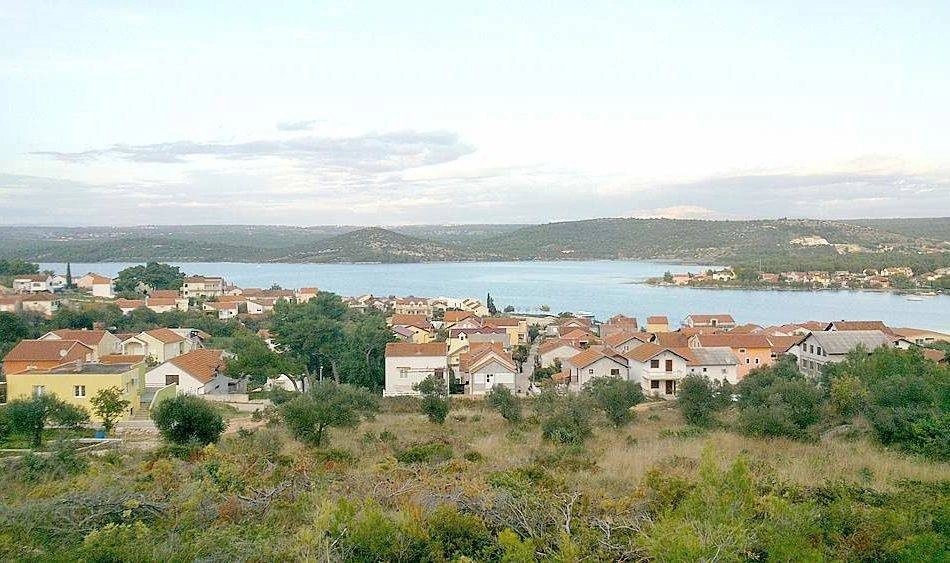 Attraktives Baugrundstück in Bilice-Stubalj zum Verkauf in der Nähe von Šibenik