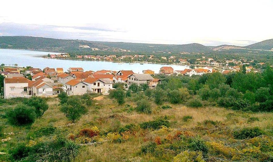 Attraktives Baugrundstück in Bilice-Stubalj zum Verkauf in der Nähe von Šibenik