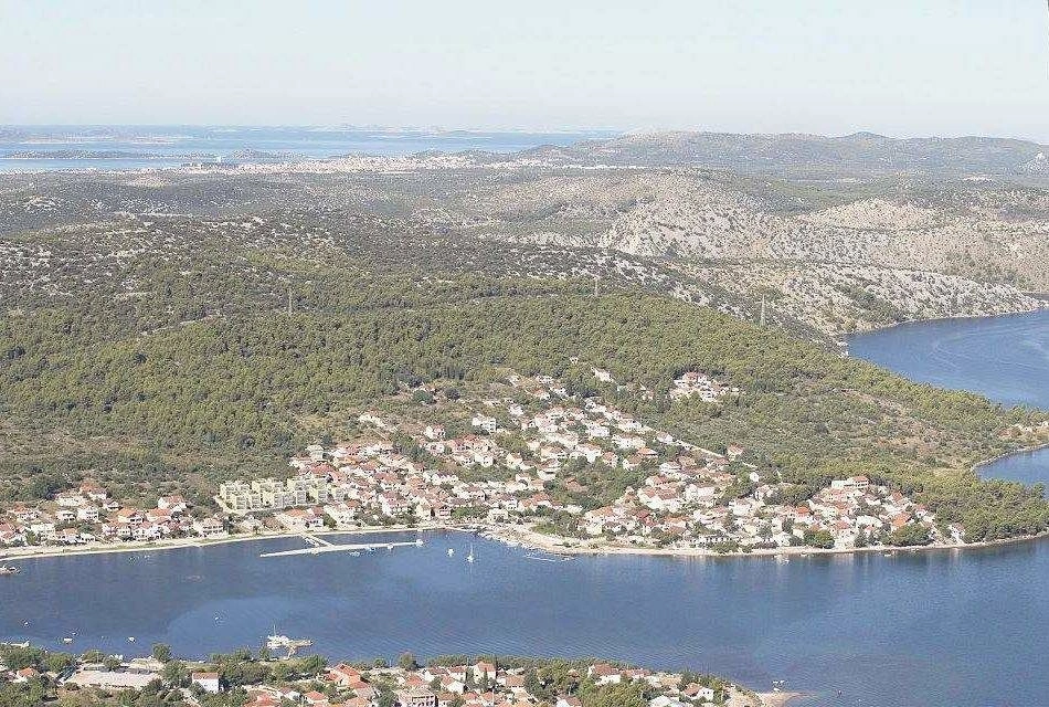 Attraktives Baugrundstück in Bilice-Stubalj zum Verkauf in der Nähe von Šibenik