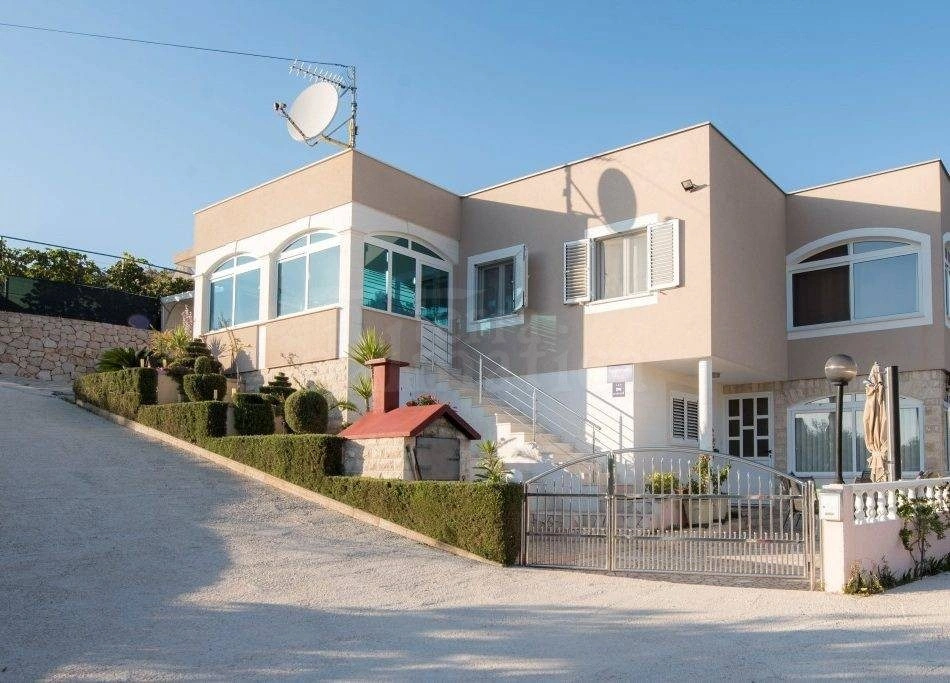 Kuća u Rogoznici – 5 spavaćih soba, pogled na more