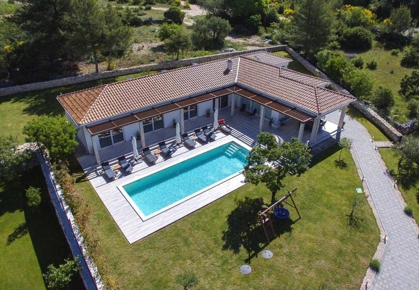 Schönes Bungalow mit Pool im Hinterland von Šibenik