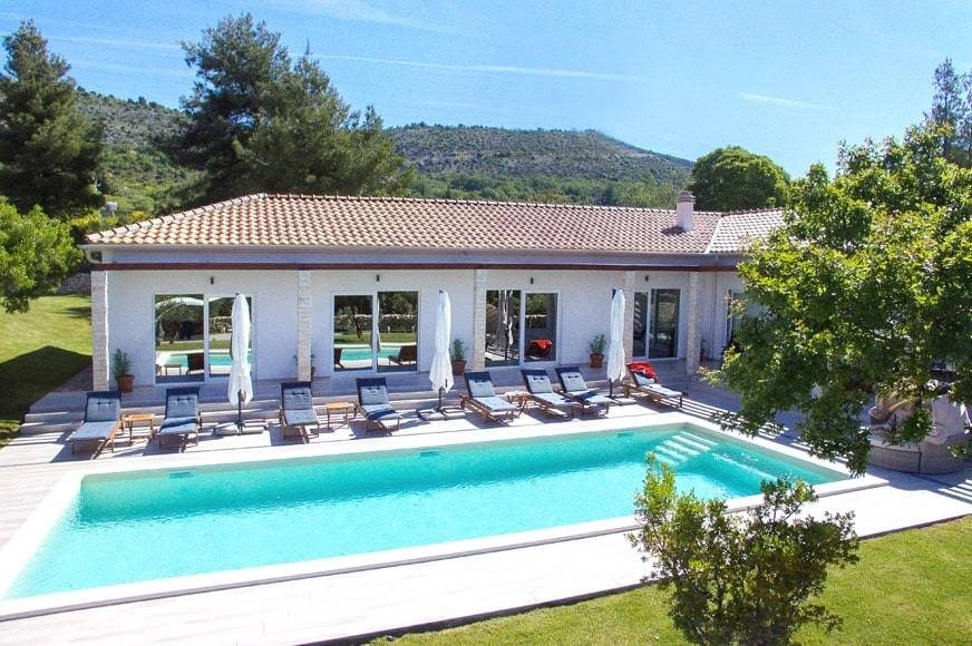 Schönes Bungalow mit Pool im Hinterland von Šibenik