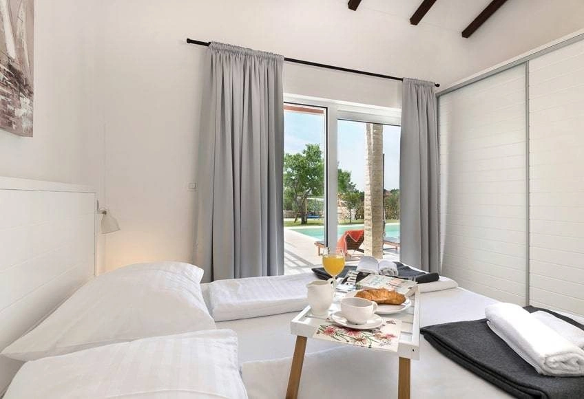 Schönes Bungalow mit Pool im Hinterland von Šibenik