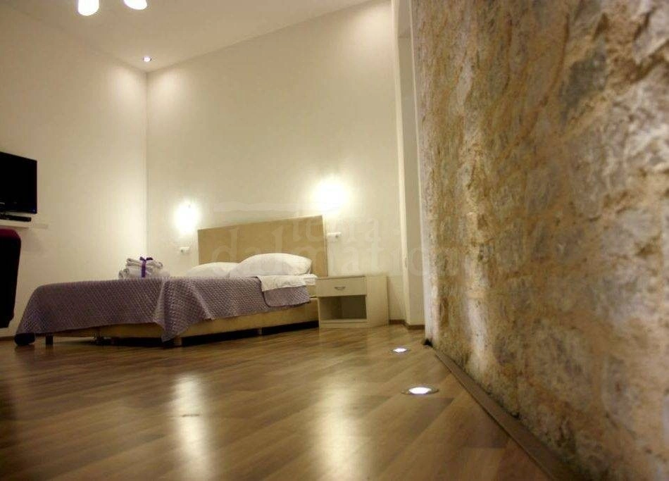 Zum Verkauf steht eine renovierte Wohnung im Zentrum von Sibenik